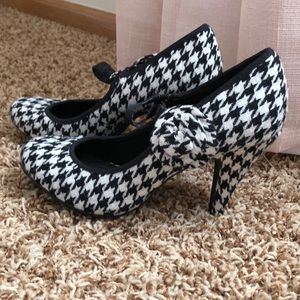 Sold on Ⓜ️ Houndstooth heels
